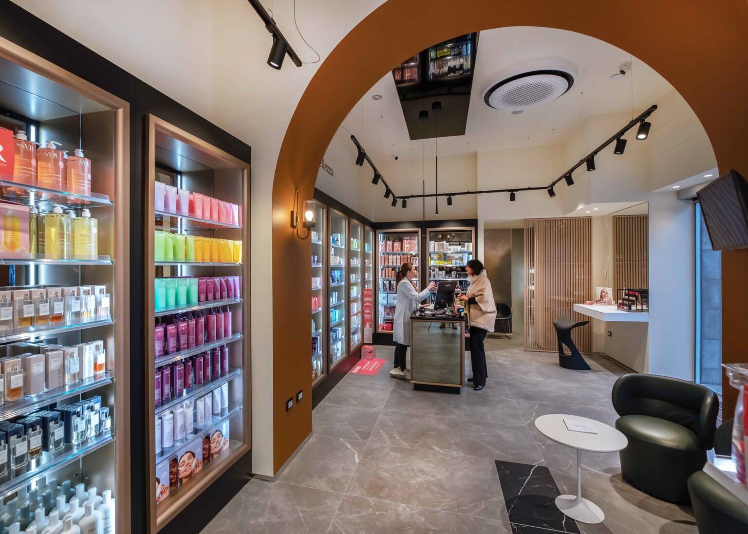 Area dermocosmesi con esposizione illuminata e consulenza personalizzata al centro dello spazio